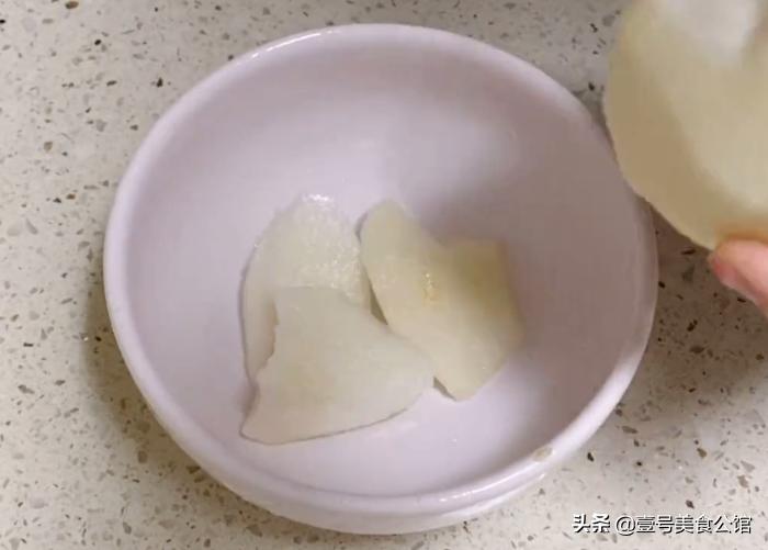 银耳雪梨羹快速出胶,雪梨银耳羹出胶的做法