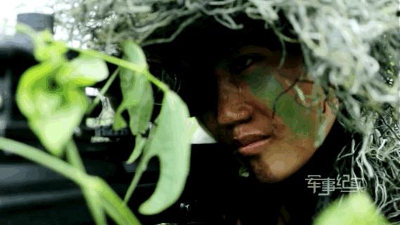 被奶狗偷亲也不能动!淡定背后,军人们经历了啥……