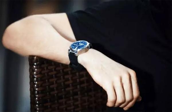 机械表vs石英表你会怎么选,石英表和机械表对比哪个价格更高