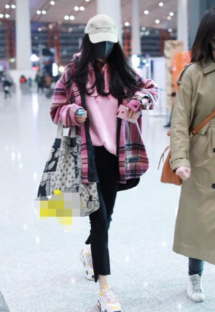 杨幂穿居家服被认出,杨幂出席活动穿搭短裙和小腿袜