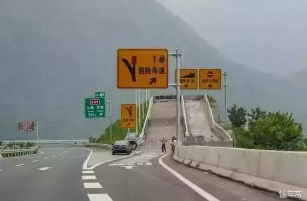 高速120刹车失灵怎么解决,高速刹车突然失灵正确处理方法