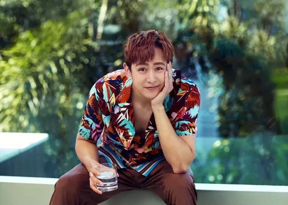 发际线高额头太饱满适合什么发型,发际线大额头高适合的发型