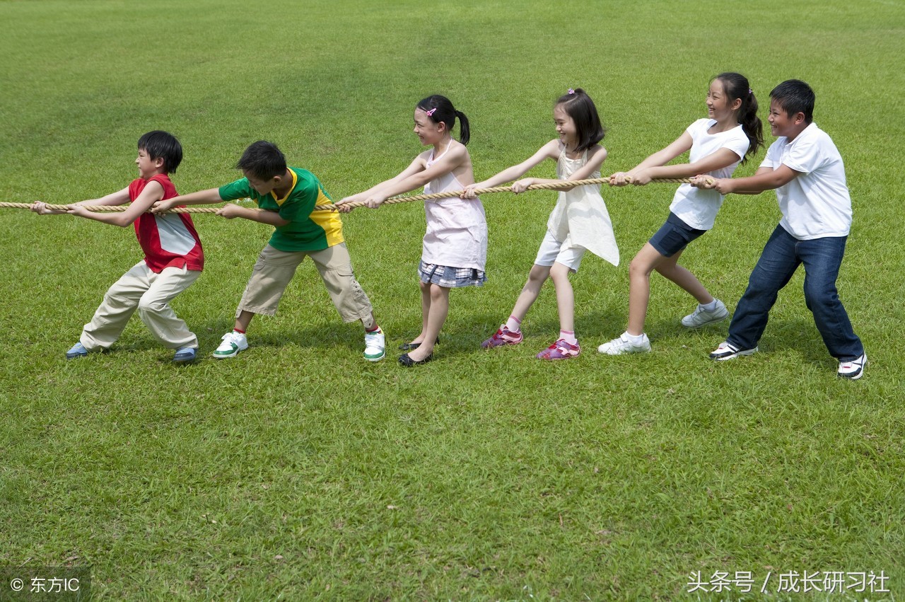 面对胆小的孩子应该怎么教育,孩子很胆小懦弱家长怎么做