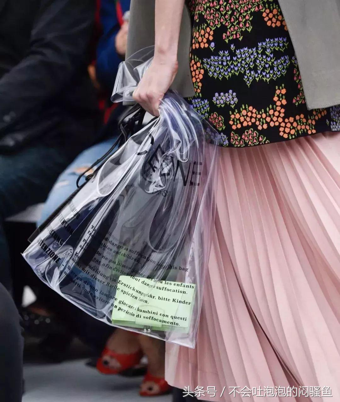杨幂透明购物袋,花700块买包