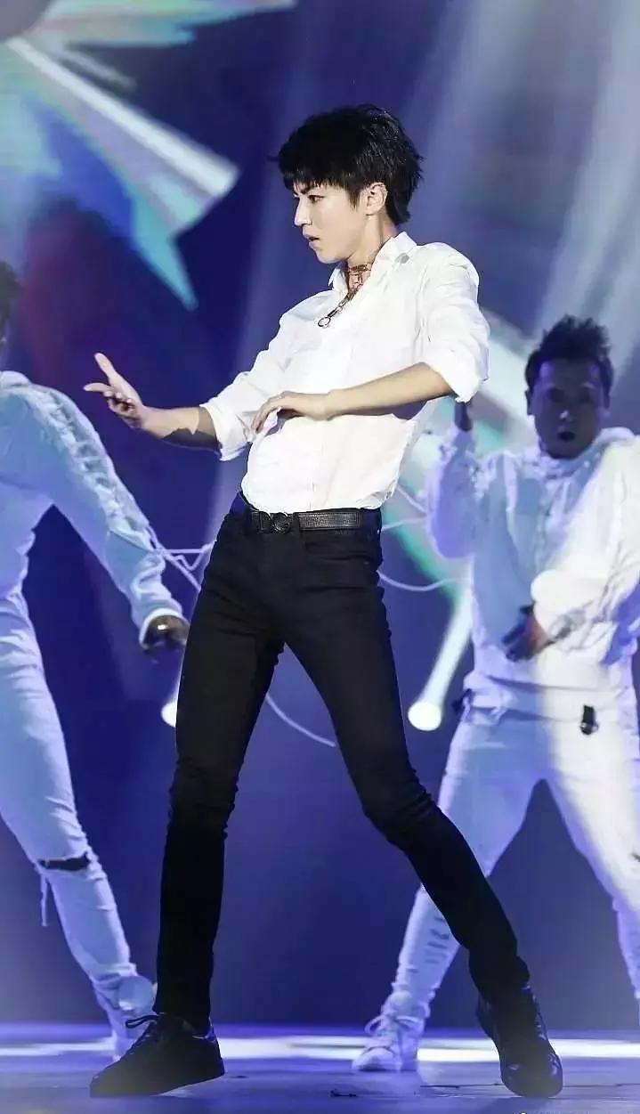 王俊凯长腿逆天,王俊凯逆天长腿