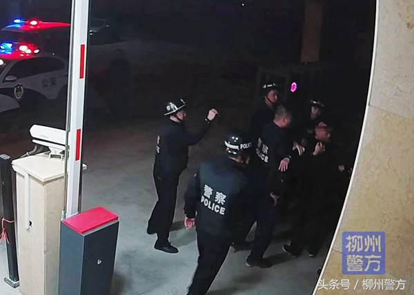 闹事袭警脚踢警察,男子酒后大闹派出所暴力袭警