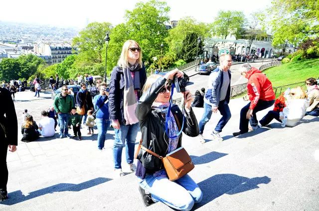 “这么熟了，帮个忙怎么？”“呸！”