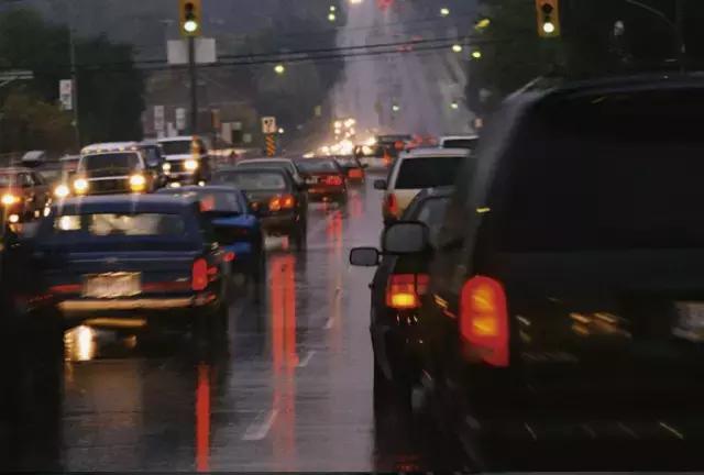 开车到底是带墨镜还是偏光镜,开车适合戴太阳镜还是偏光镜