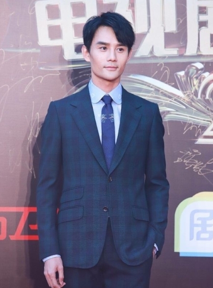 关晓彤穿透视裙走红毯,黑色内衣看的一清二楚,网友直呼辣眼睛