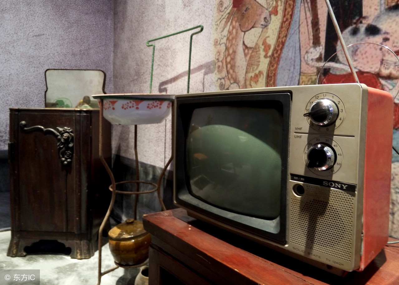 微风弯月牙，白墙简笔画；花有重开时，人无再少年！