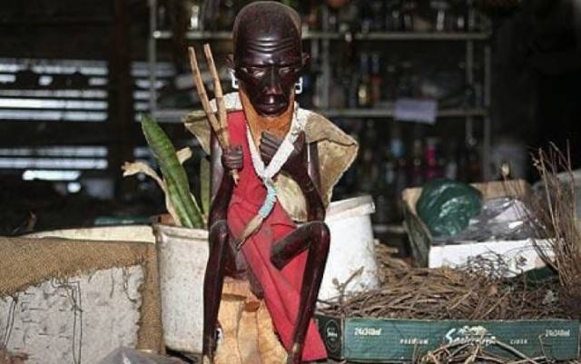 砍下白化病人的四肢入药，猎杀光头男人治病：只有你不敢想，没有巫医做不到