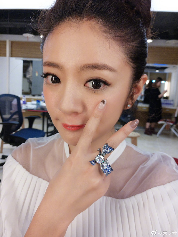 安以轩10克拉钻戒多少钱,安以轩手戴钻戒结婚的图片