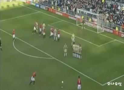 禁区弧顶任意球这几脚堪称世界级,十大经典破门任意球