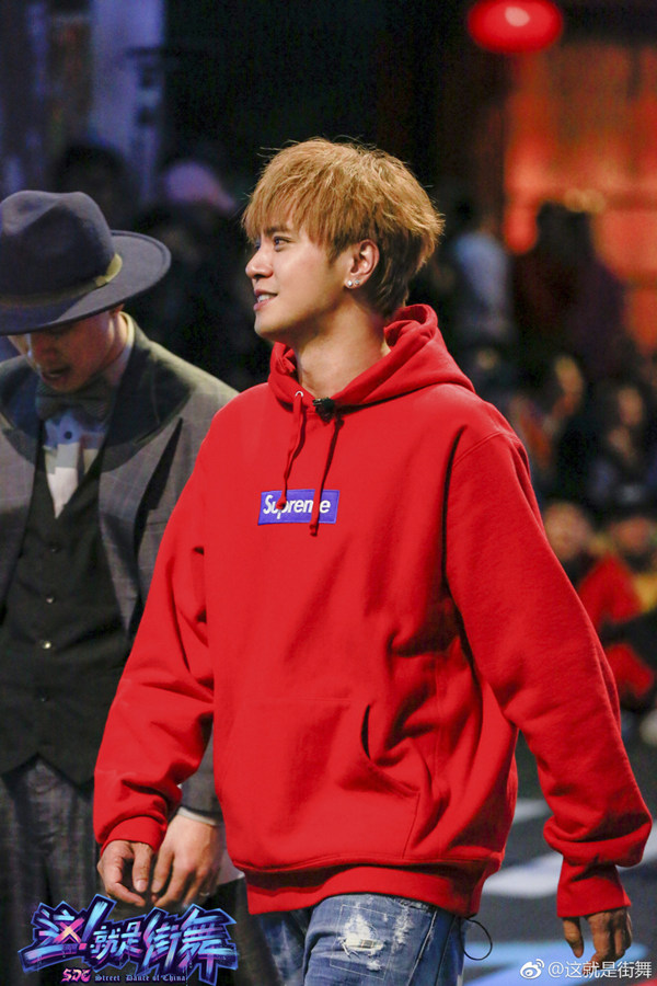 七岁小孩跳街舞很酷的感觉 (小孩喜欢跳的街舞又简单又好玩)