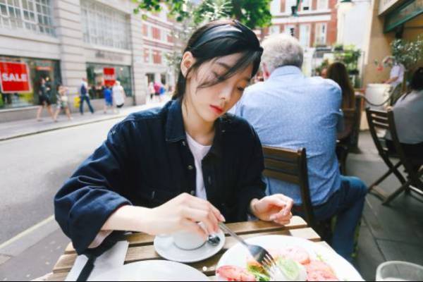 减龄秘籍学谭松韵穿出少女感,冬季怎么扎头发减龄又好看少女