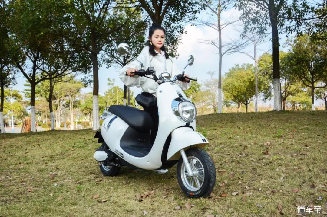 运动炫酷款电动车,三雅电动车