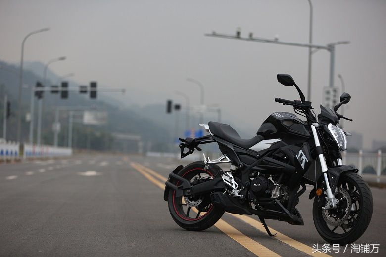 春风250nk和豪爵dl250对比,最新款春风250和赛250哪个更好一点