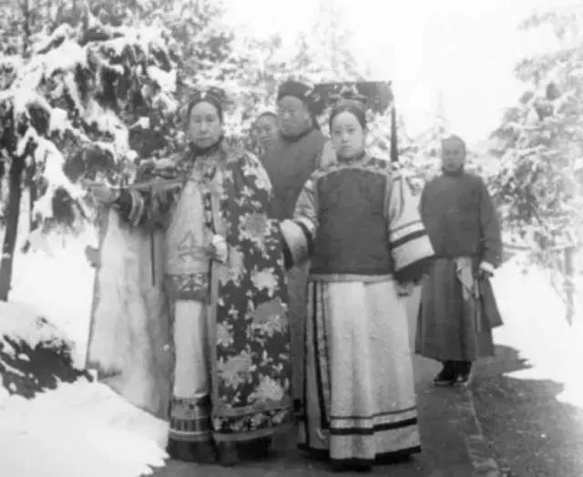 站着的霍金的照片,希拉里和霍金