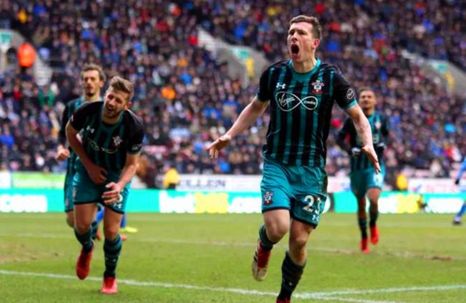 GIF！快乐过后又痛又囧！英超大将庆祝进球尥蹶子踢中队友*处私**