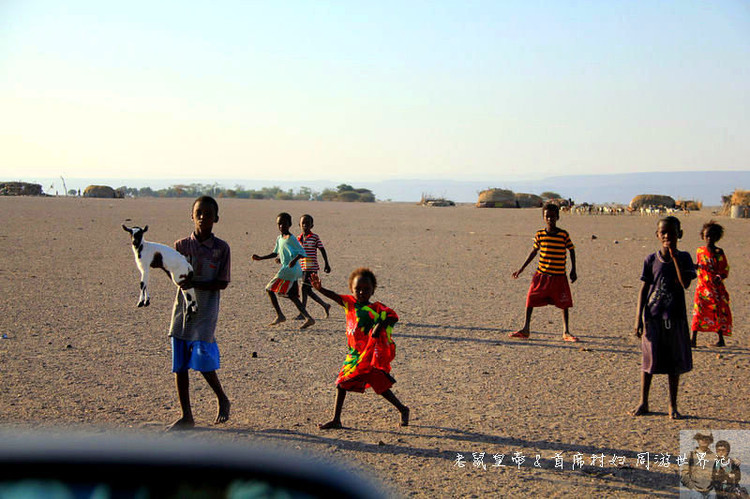 吉布提神奇的阿法人：姑娘在沙漠里放羊，男人的胡子染成红、黄色