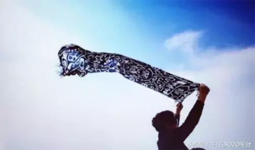 阿姨们照相带7条丝巾上热搜，网友大军忍不住晒出自家妈妈