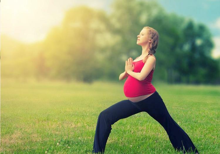 孕妇操和散步哪个有利于顺产,散步和爬楼梯哪个更有助于顺产