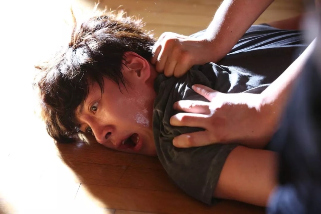 开场15分钟,两个大反转,网友:韩国导演太调皮