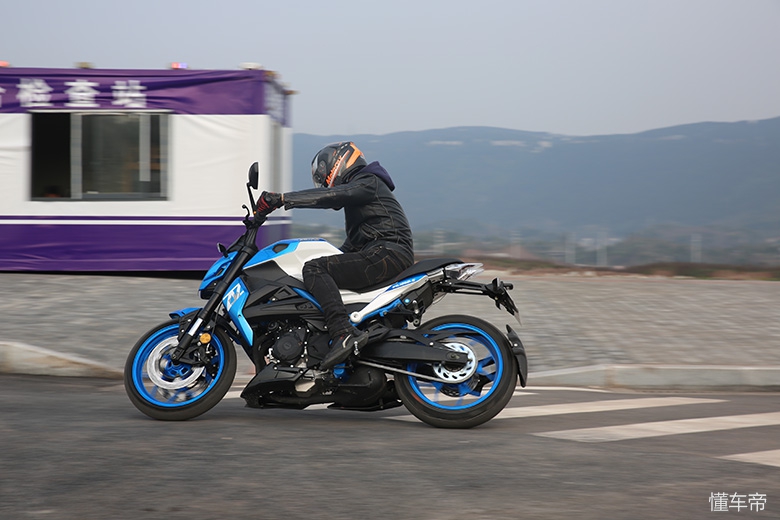 新感觉双缸250百公里加速,加速2秒左右的摩托车