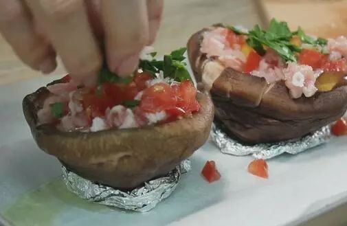 狗狗除了吃狗粮还能吃哪些肉,狗狗到底能不能吃熟骨头