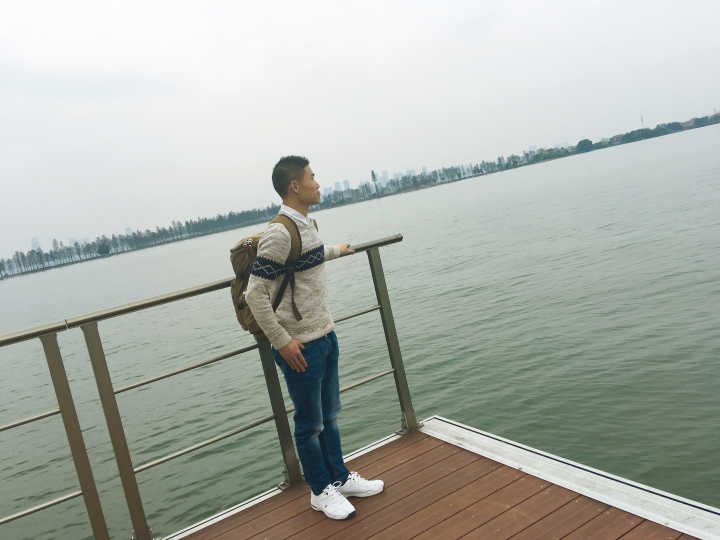 愿你眼里充满阳光笑里全是坦荡,愿你眼里装着太阳