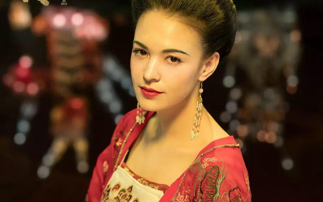 白居易讽刺权贵的诗,白居易嘲讽皇帝