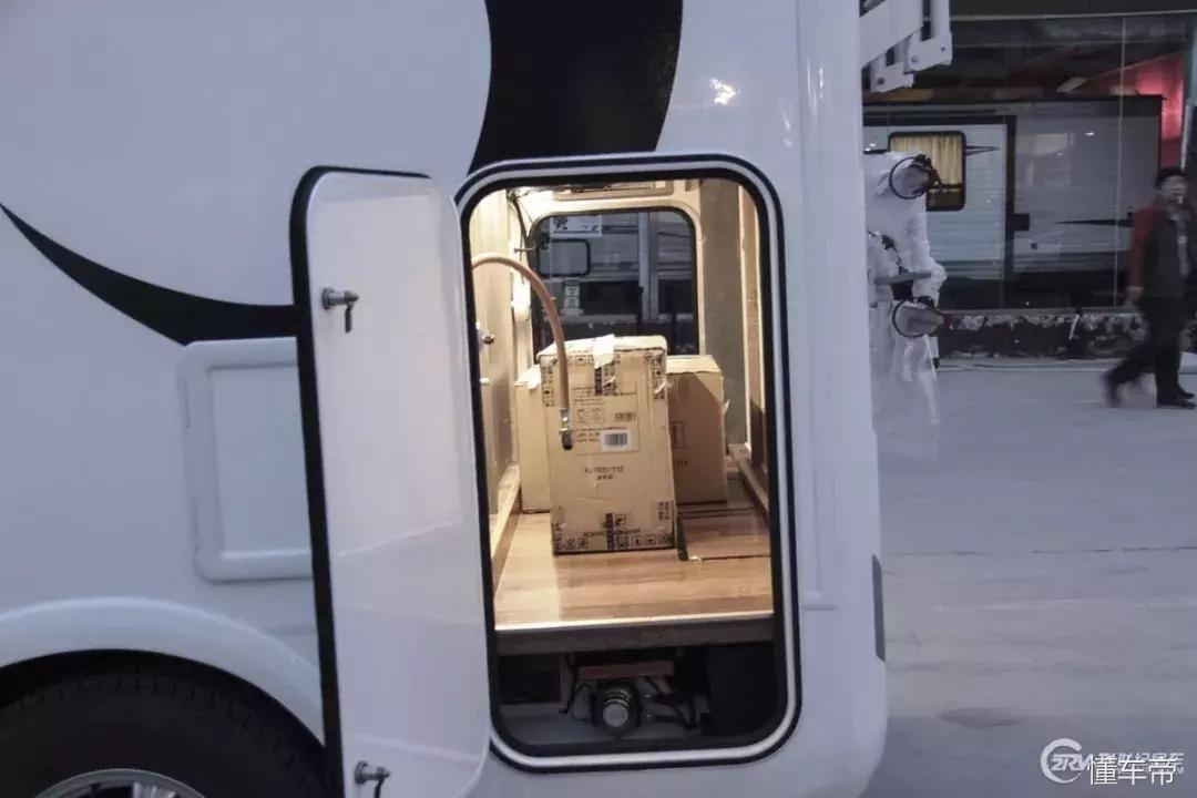 32万买房车,42万块钱买了一辆房车自驾游