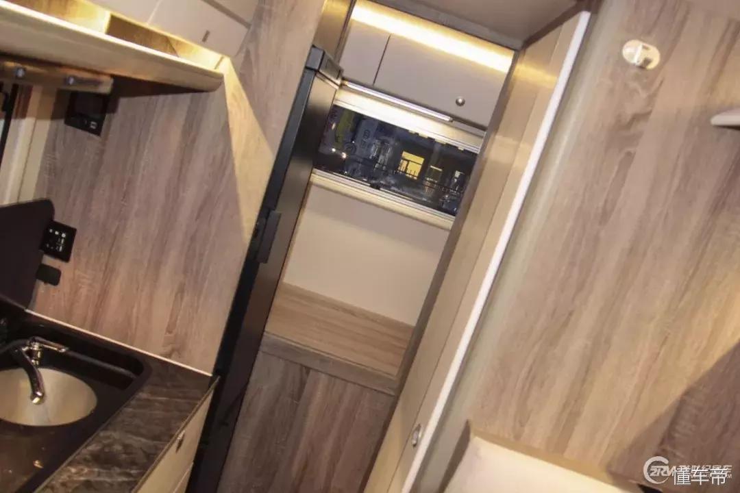 32万买房车,42万块钱买了一辆房车自驾游