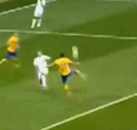 蝎子摆尾凌空抽射倒挂金钩,倒挂金钩凌空抽射大空翼