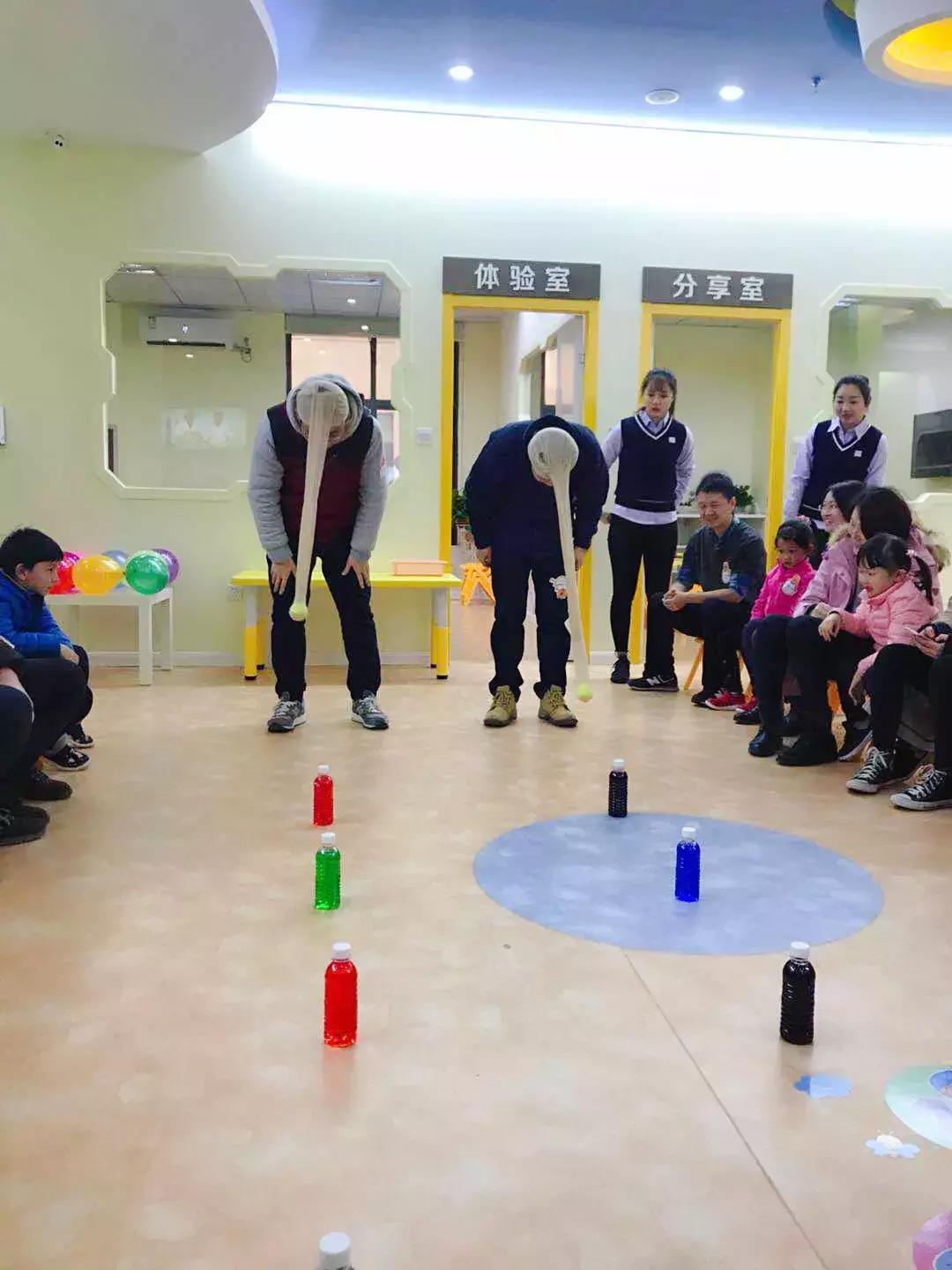 吉姆摆造型,吉姆装扮成螺丝钉