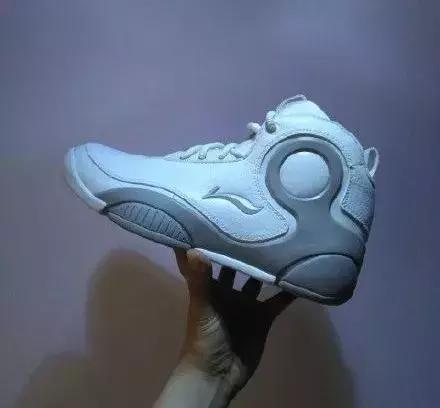 买了一双鞋朋友一直说是假的,回力1000块的鞋子