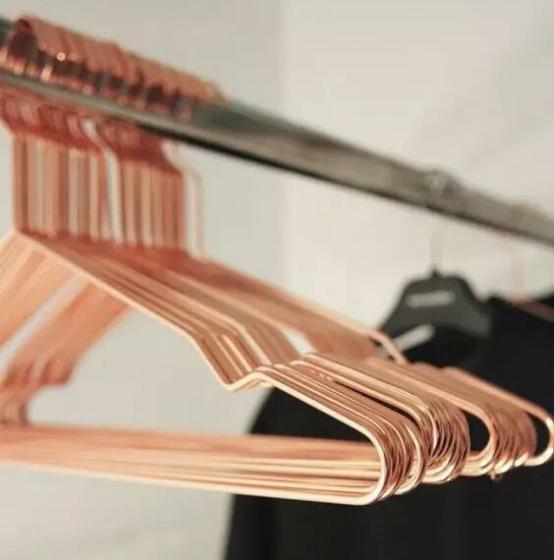 全世界都玩“性冷淡”？俗了，我3分钟教你金属风