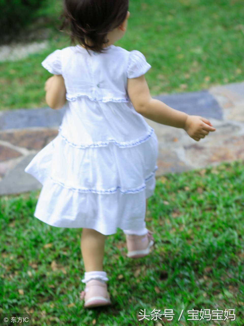 宝宝学走路穿什么鞋要软底吗,婴儿学走路鞋子应该大多少比较好