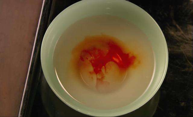 甄嬛滴血验亲的水是谁加入了白矾,原著甄嬛传滴血验亲是谁加的白矾