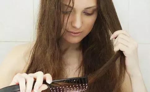 头发发叉易断干枯用什么护发精油,头发干枯急救精华