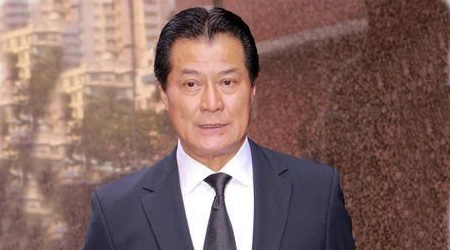 曾是一代巨星,人称学生王子,江湖地位显赫,连向华强都向他低头