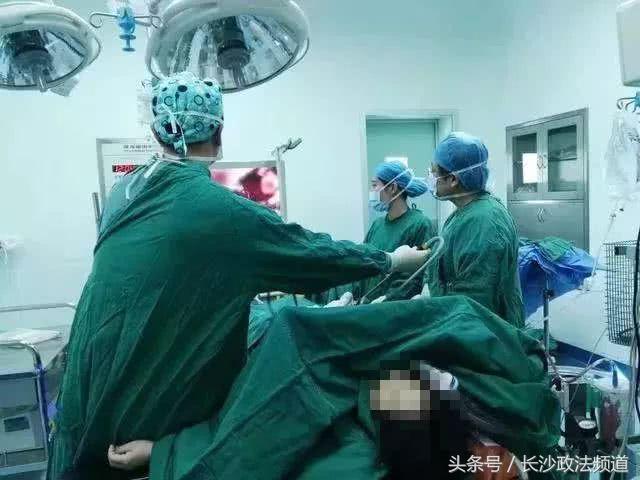 晴天霹雳一个女孩降生,女子产下双胞胎20年后发现蹊跷