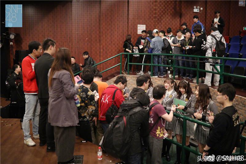 李宇琪谢妮陈琳刘佩鑫携队友现身SNH48TEAMFT出道纪念握手会