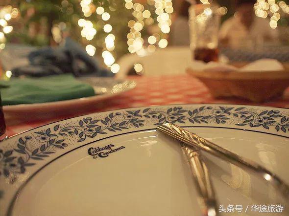 在泰国吃饭，临走时服务员竟然塞给我们一只套套？！