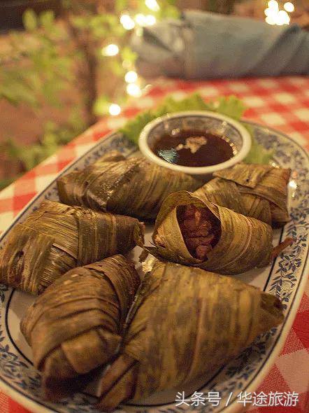 在泰国吃饭，临走时服务员竟然塞给我们一只套套？！