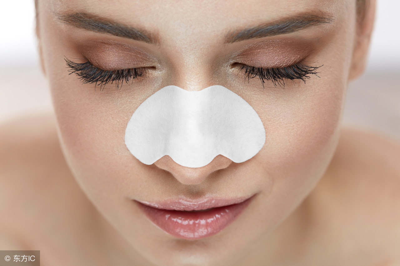 鼻子每天都能挤出白色条状物,鼻子边挤出白色条状物留下一个洞