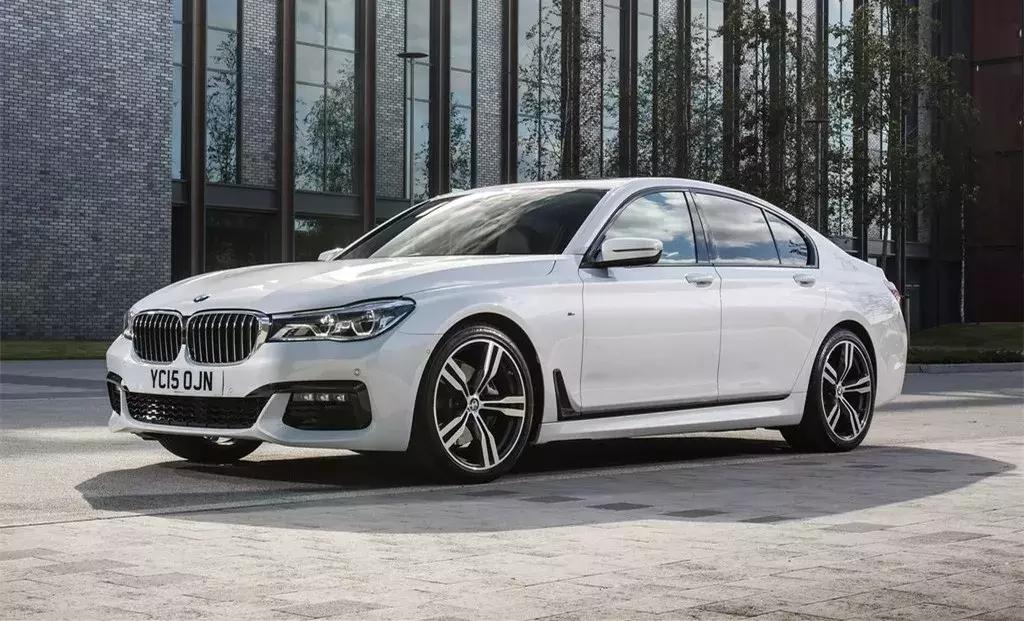 奥迪a8l60tfsi试驾视频,2022奥迪a8l霍希版试驾视频