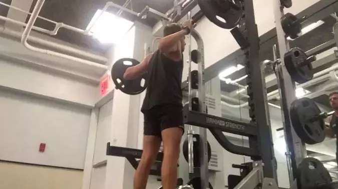 每天100个深蹲臀部变化,每天深蹲100个对臀部下垂效果