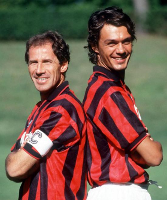 他率队4-0暴揍巴萨梦之队，一个赛季狂轰74球