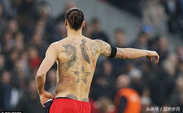 他们满身纹身凸起是因为什么,满身纹身的足球运动员长头发